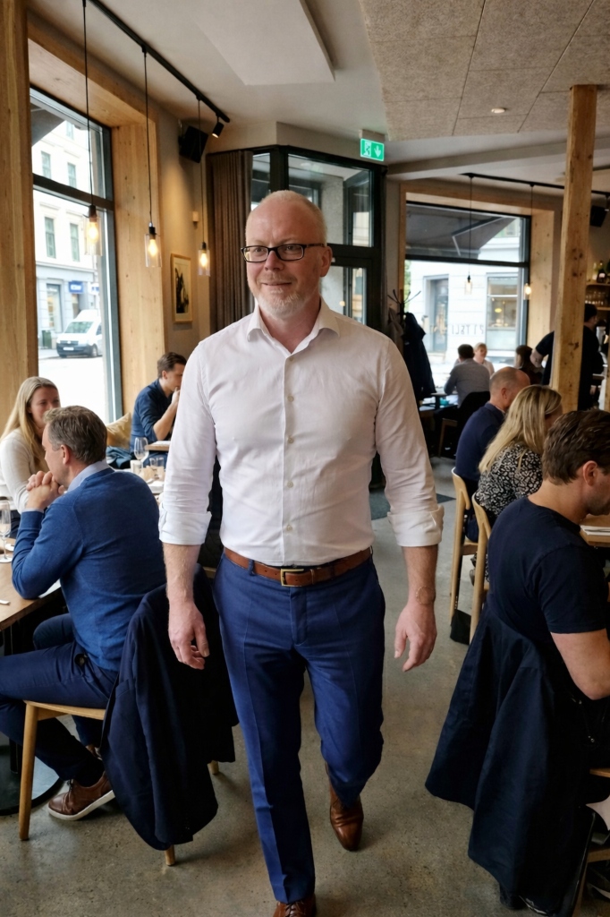 Portrett av Ola, kursleder som smiler vennlig